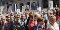 В Петербурге люди вышли с портретами «Бессмертного полка», хотя акцию и отменили